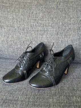 Women's Black Lace-Up Heeled Oxfords